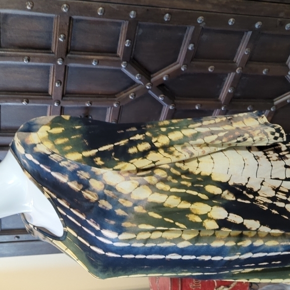 𝅺SZ M gorgeous tie-dye colors, long sleeve super soft with lace panel on back - Picture 4 of 7